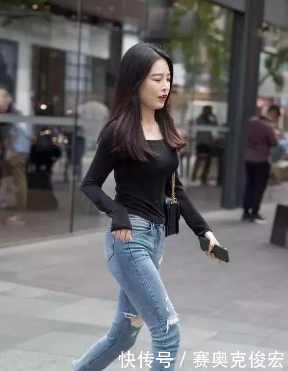 牛仔裤轻松修饰女性纤细的身材,会让你的