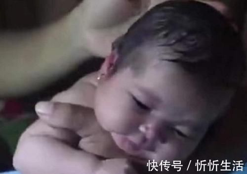 左手|宝宝第一次洗澡,全程面无表情,网友这老成的模样不像新生儿