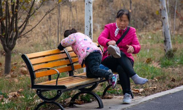 奶奶“假带娃”成流行，伤娃不说，最遭罪的还是宝妈，有苦不敢说