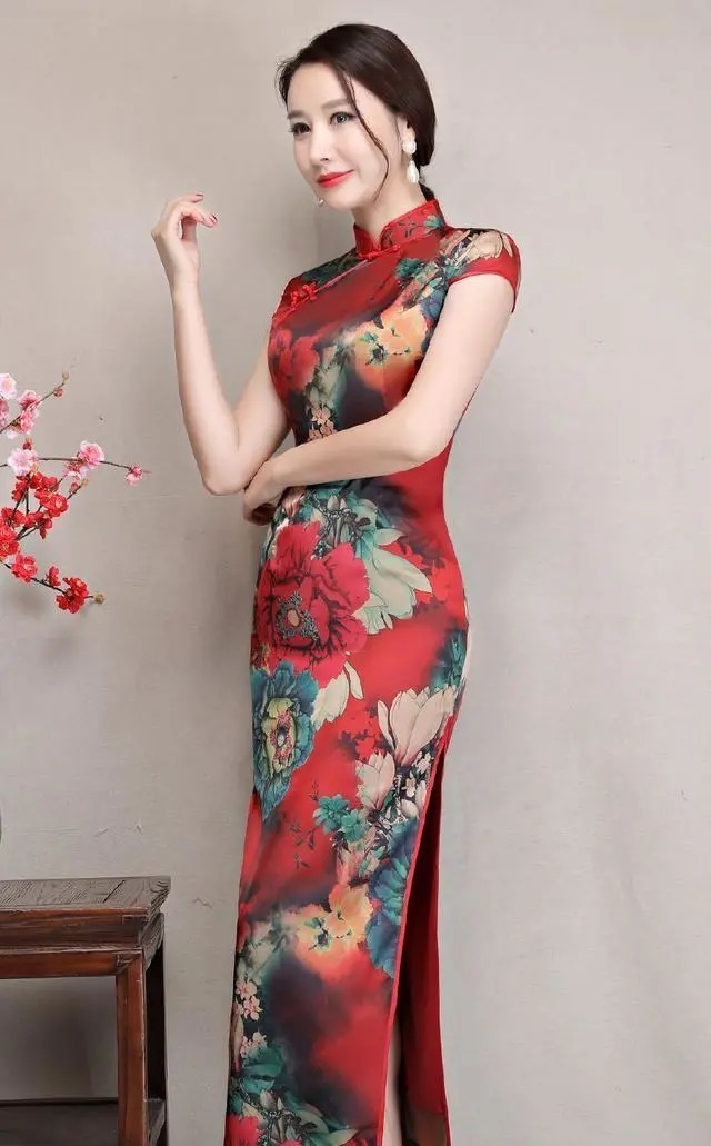 裙衩 这么饱满的身材穿长款旗袍裙还能显得低调吗?