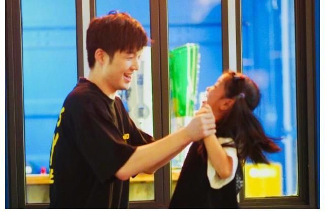 8岁阿拉蕾同框董力,“小山竹”近照曝光,邓伦宠爱的女孩长大了