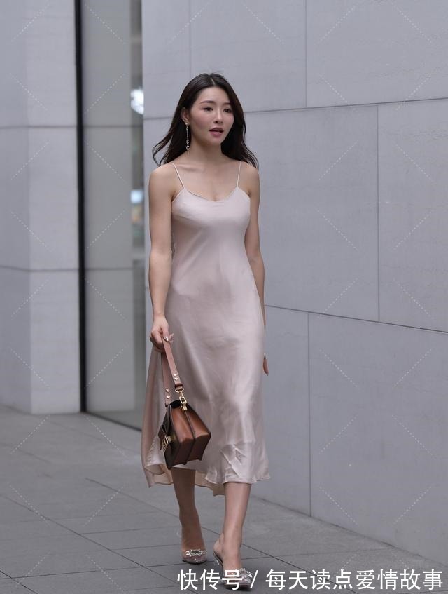 丝质面料 丝质长裙搭配性感高跟鞋,精致美艳,端庄大气!