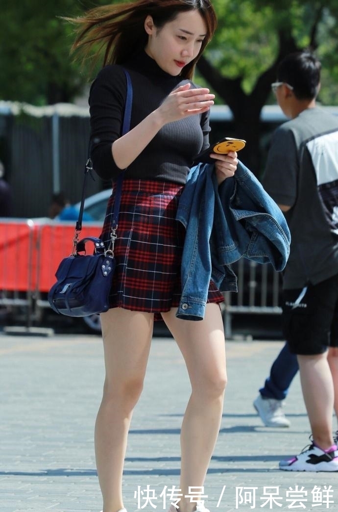 高跟鞋|街拍: 格子短裙美女, 温柔甜美气质可人!