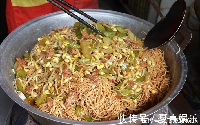 集体|亲戚请吃饭,只招待1碗面,大家都嫌他小气,半小时后集体停不了