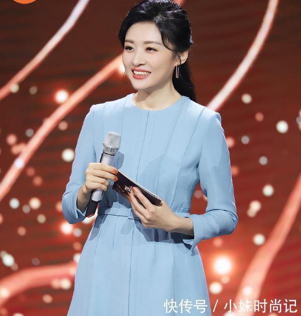 薄背|周涛的气质依然在线，穿简单的蓝色连衣裙，虽然朴素但却抢镜十足