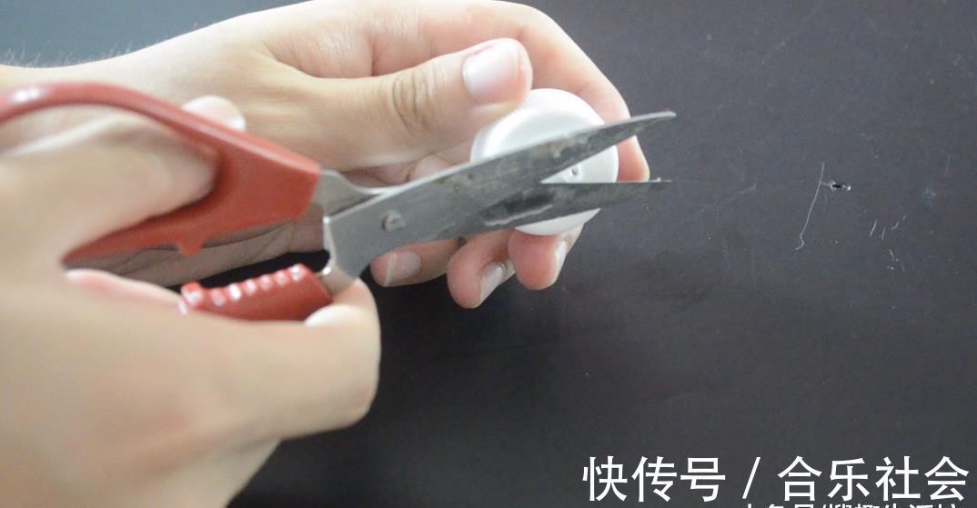 瓶盖上面戳一个洞, 没想到还有这个作用, 看完你会感谢我的