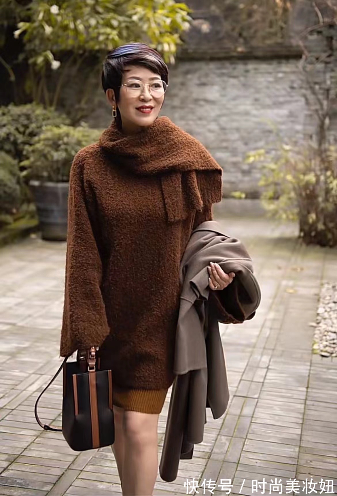 毛衣|60岁的女人越简单越高级,看这位奶奶的穿搭,显得气质又优雅