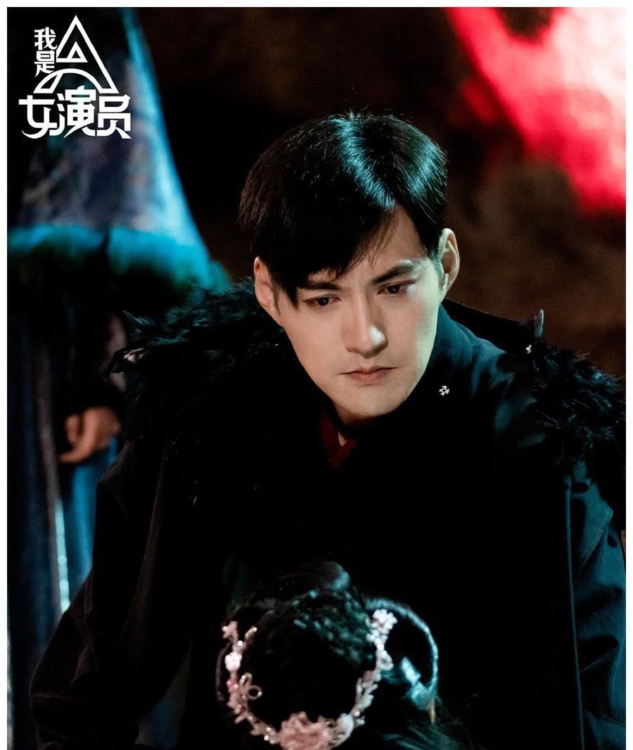 42岁严屹宽演旭凤，颜值吊打邓伦，为什么还是以前的明星好看？