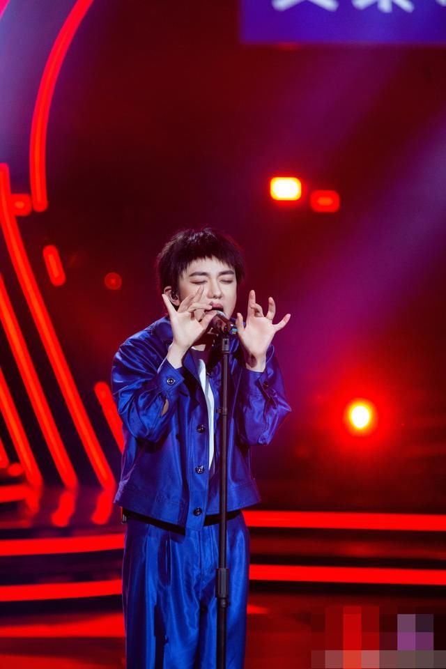 百变大咖秀紧跟时事，就是要模仿当代热点人物华晨宇汪峰