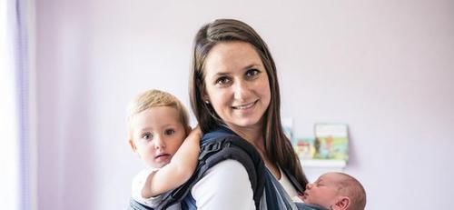 孩子|“最无奈宝宝”火了，父母吃烧烤嫌娃碍事放进包里，网友：捡来的