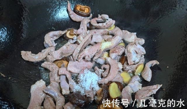 猪心汤|集市上遇到这食材别不懂吃，营养极高，用它煮汤喝，比吃羊肉汤强！