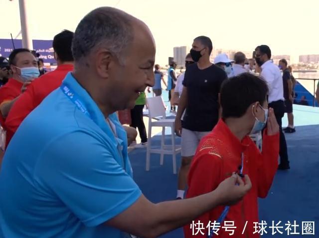 fin国际泳联主席亲自采访,让全红婵捂脸害羞,全妹谈跳海说出大实话