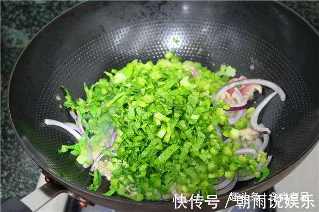 不煲米饭时,我家常吃此款主食,比面条清爽,食材搭配很随意