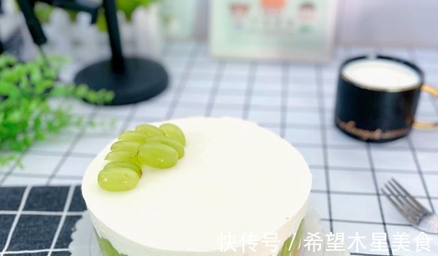 好吃不腻酸奶慕斯蛋糕，酸酸甜甜的青提鲜嫩爽口，口感太好了！