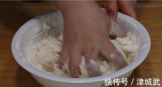 洋葱别总是炒着吃，试试这种新做法，实在太香了，营养开胃又解馋