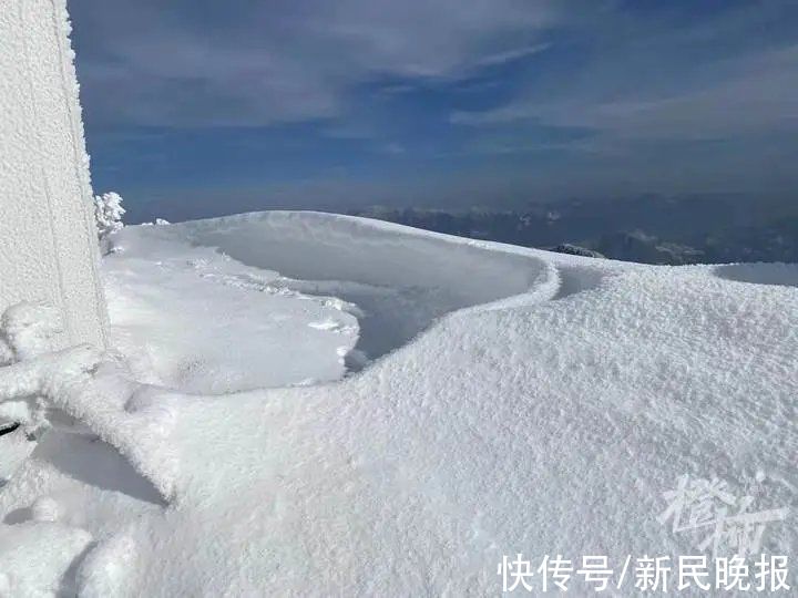 失联|挤爆了！昨天上万人涌入这个地方赏雪！一对年轻男女失联！还有人背婴儿上山