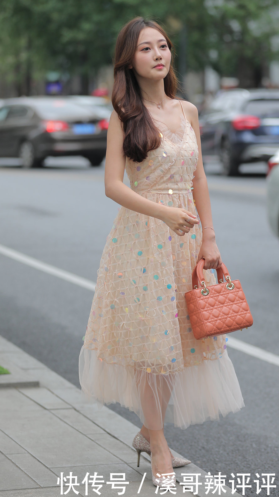 休闲|纯色系亮片连衣裙搭配橙色手提包,干净舒爽,休闲感浓厚