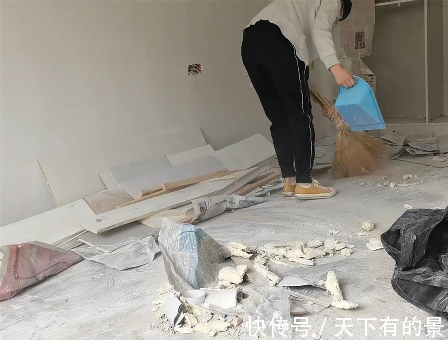 刷墙|一位29岁姑娘,瞒着父母买一套“老破小”自己装修,网友:佩服她