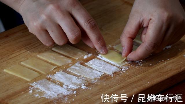薄片|土豆切成薄片,两片粘一起下锅炸,中间是空心的,比薯片好吃