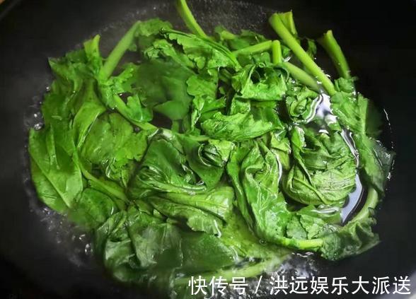 补钙|被很多人扔掉的萝卜叶,炒一炒比青菜好吃,便宜补钙还保护视力