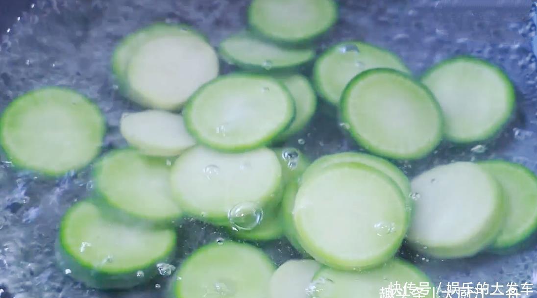 炸制|萝卜的这种吃法还是头一次见,不炒不凉拌,吃一次就忘不掉,真香