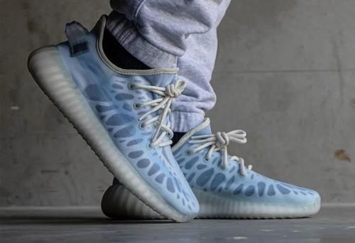 “全透冰蓝”Yeezy 350 上脚丑哭了！传闻将提前发售！