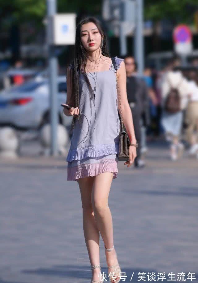 时尚|时尚街拍冰淇淋色断层裙，搭配绑绳鞋，优雅而性感