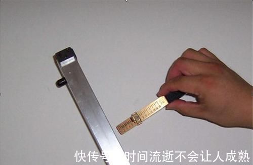 老师傅|贴好瓷砖后验收,万万要带上这三样东西,老师傅都是这样检查