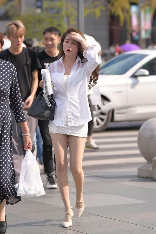 小姐姐 白色的衬衫搭配包臀裙,干练中带着优雅的气息,美的清新又时髦