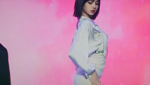 同是选秀节目导师，刘逸云到场，Lisa却是网络连线，片酬太好拿！