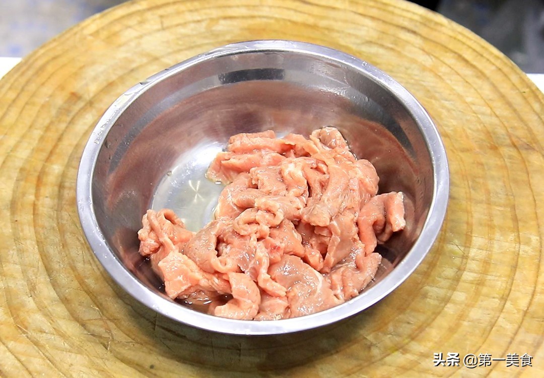 酸菜牛肉想要和饭店一样好吃，处理酸菜有技巧，做对了才酸爽嫩滑