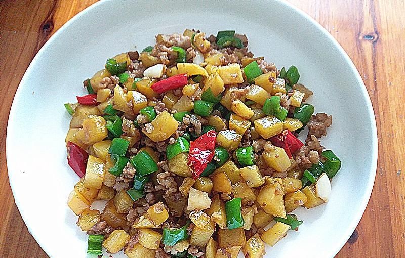 土豆试试这个做法，比炒土豆丝简单，比吃薯条薯片都香