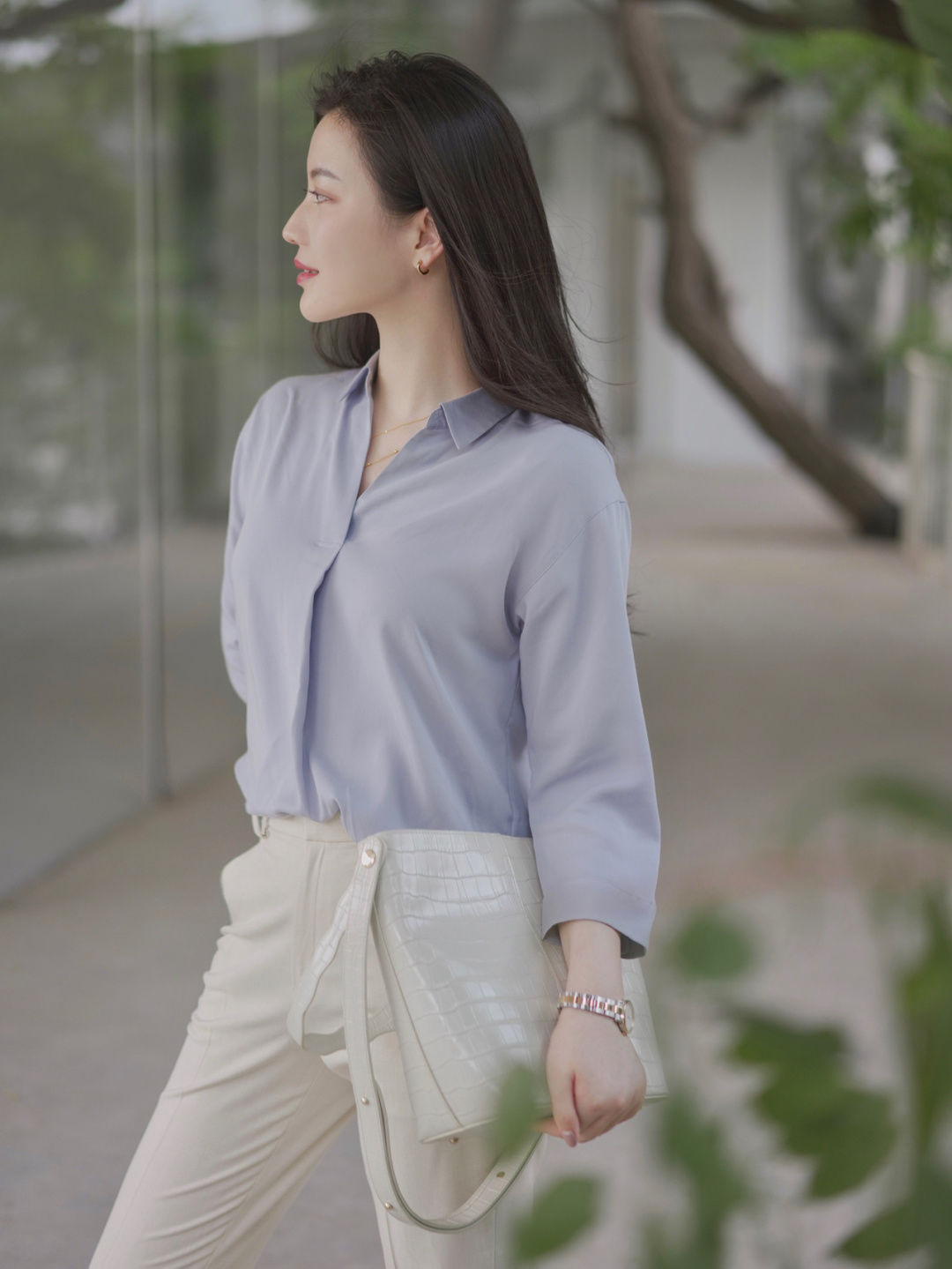 衬衫 秋天的“浅蓝色”衬衫真流行!搭配西装裤和大波浪卷发,魅力全开