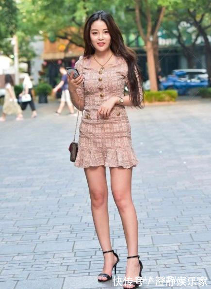 大长腿 小香风款连衣裙搭配黑色高跟鞋,青春靓丽,气质迷人
