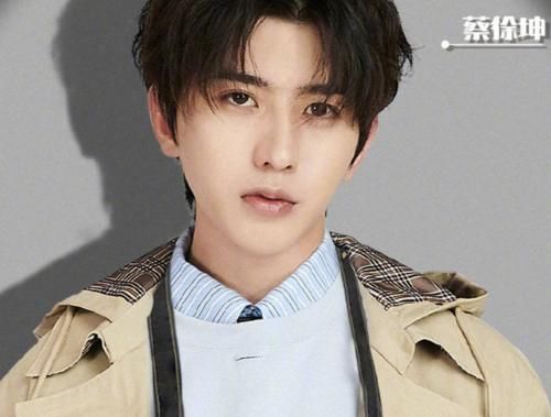 蔡徐坤唱歌时对手机傻笑,看到屏幕上的内容后,网友:要塌房了?