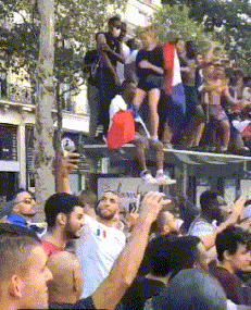 |搞笑GIF段子:哥们去上课了,让我陪他女朋友逛逛学校,她突然向我表白