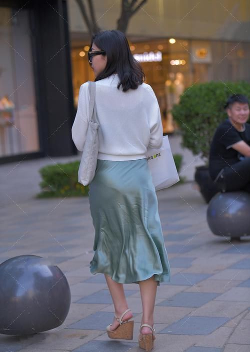 连衣裙如何穿出高级感？版型很重要，面料也很重要