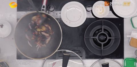 蘇有朋|中餐廳把黃曉明請(qǐng)來又不開撕，芒果臺(tái)轉(zhuǎn)性了？我看沒那么簡(jiǎn)單