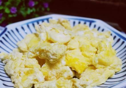 炒鸡蛋不用放油了，教你1招新做法，鸡蛋嫩滑不粘锅，吃着更清爽