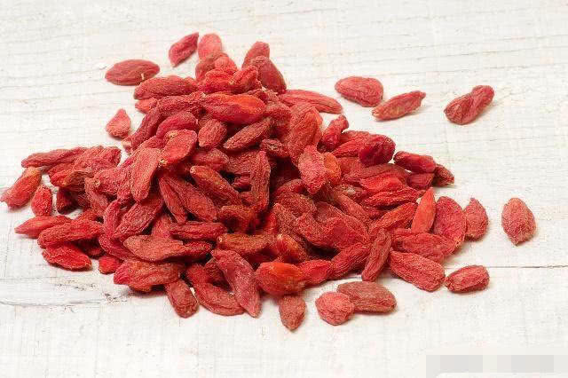 蒲公英|每天一杯“枸杞水”,坚持一段时间,3种情况或许会“离家出走”