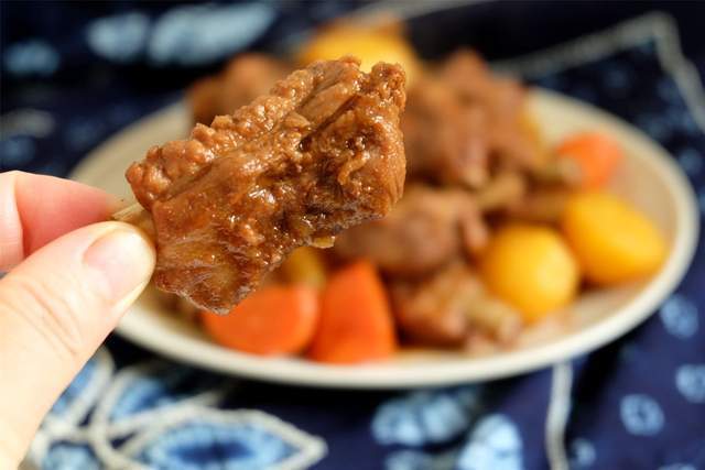 胡萝卜|地道农家菜土豆炖排骨，营养美味还实惠，排骨入口软烂满嘴留香