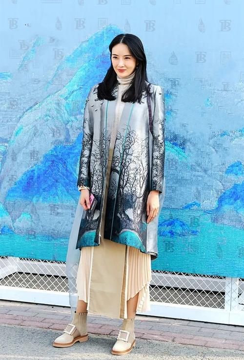 街拍：一双肉丝，助力美女穿出轻熟风