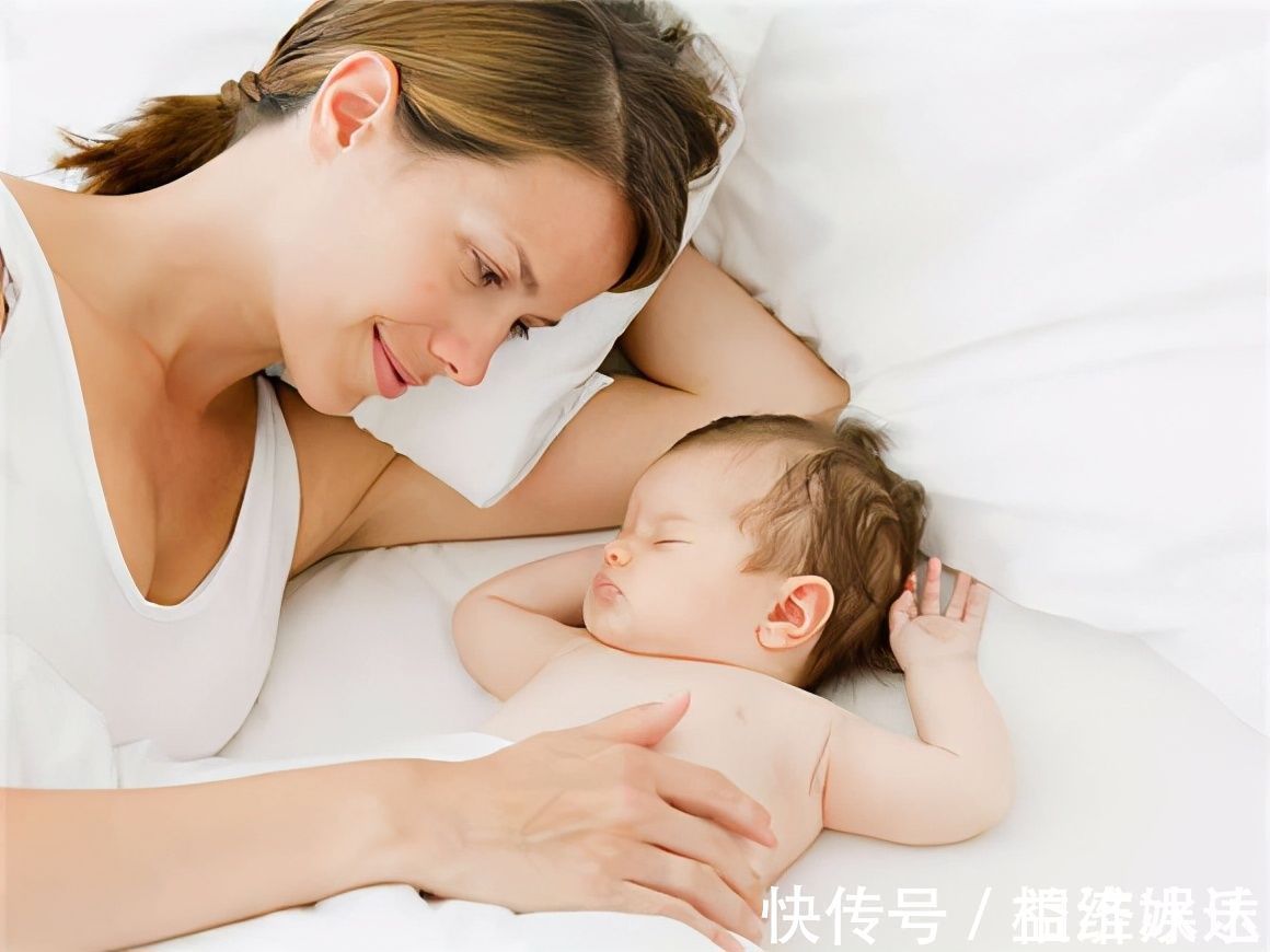 被子|妈妈陪睡和奶奶陪睡区别有哪些利弊要知道,当心破坏宝宝安全感