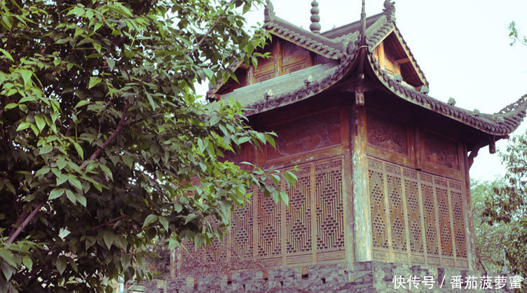 鸿恩寺一座千年的古寺庙，屹立于城市繁华一角，山环水抱，却人迹罕至