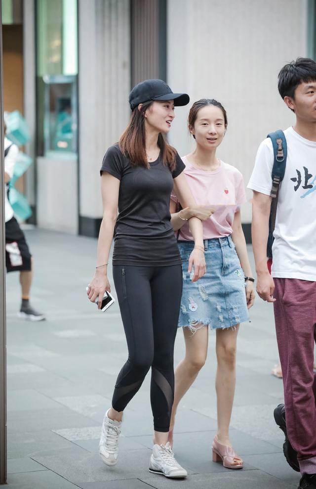 勾勒|美女街拍:修身的健美瑜伽裤,勾勒出完美的腿部形状,展现青春时尚的运动范