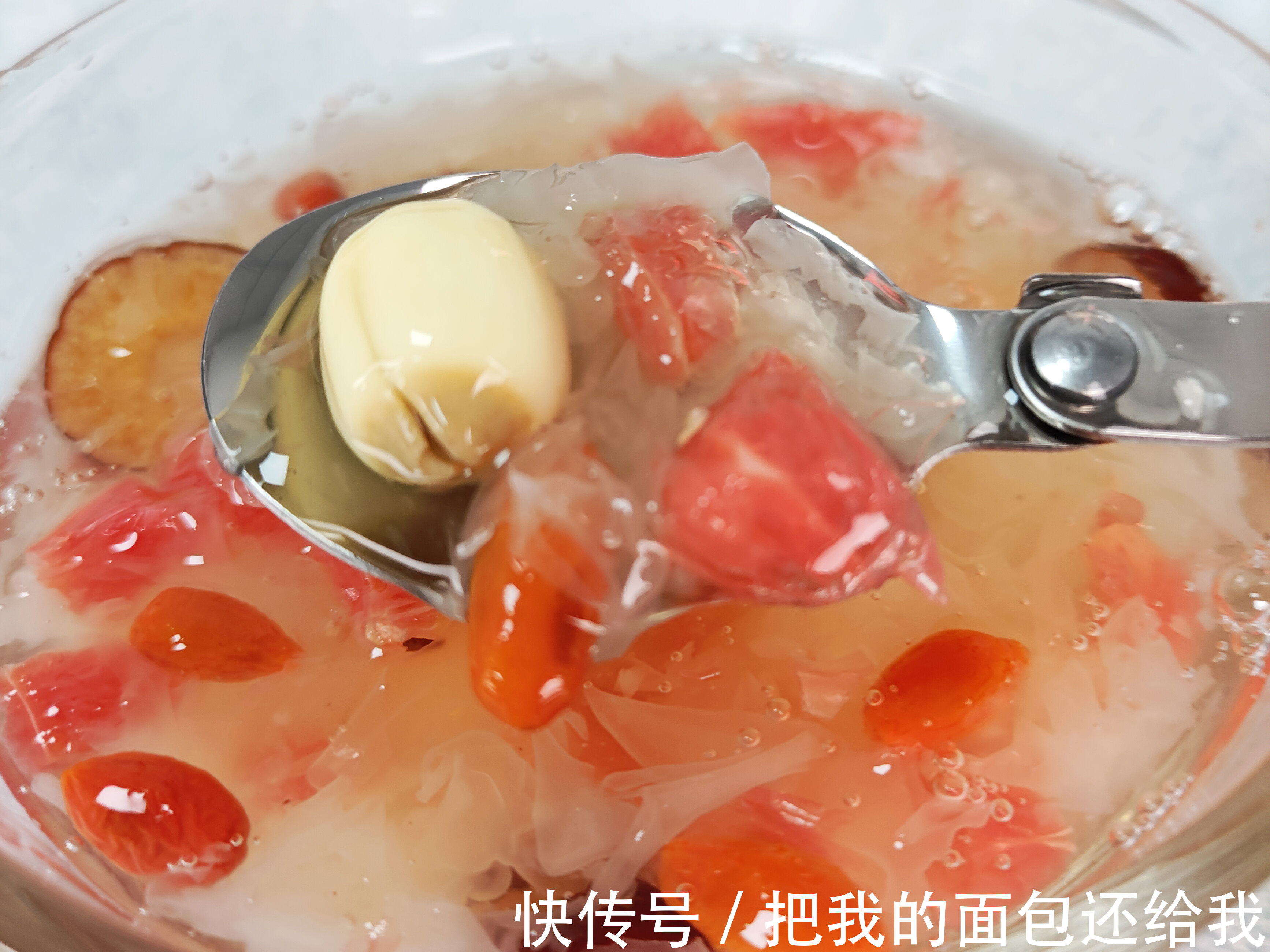 银耳|西柚莲子银耳羹，降火气就靠它！