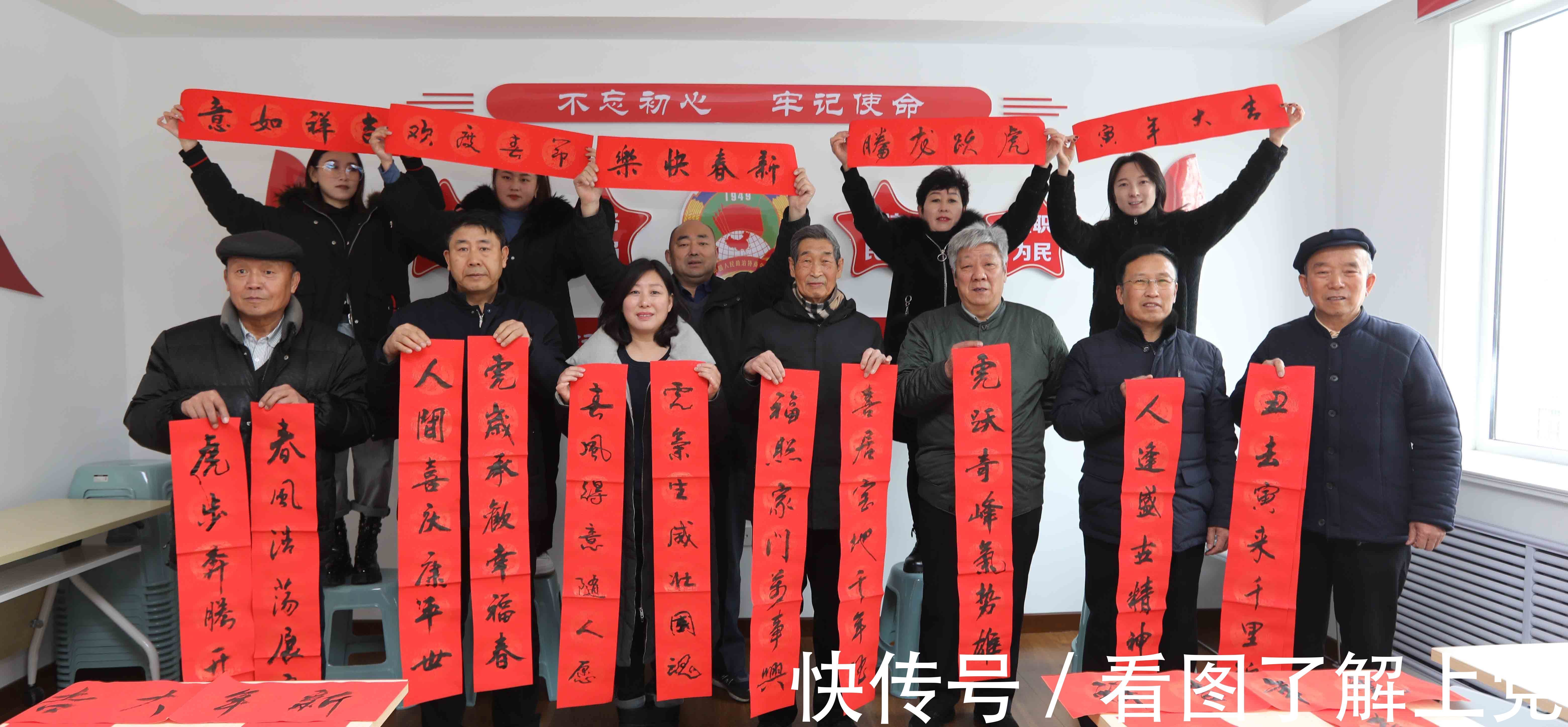 书法爱好!潞州区长兴社区组织书法爱好者写春联 把祝福送给居民