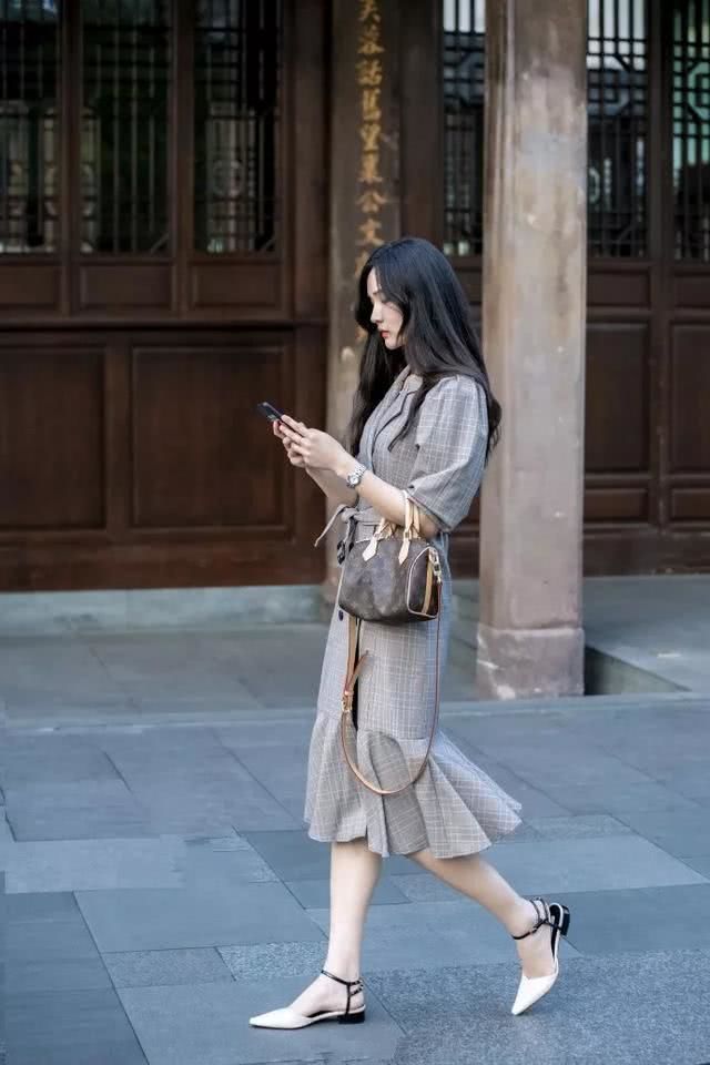 街拍:闭月羞花的小美女,短袖配粉色短裙,时尚靓丽气质