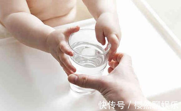 嘴唇|又一个满月宝宝“水中毒”夭折,家长快住手,不要再给宝宝喂水了