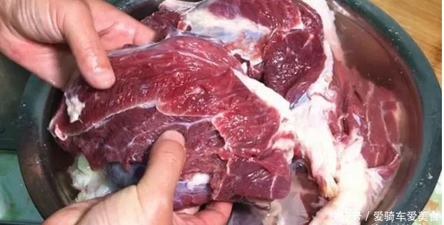 炖牛肉不焯水也不直接下锅,知道这样做,难怪他家饭店门口排队